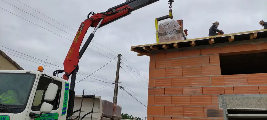 Levage de briques et tuiles sur un toit à Montauban