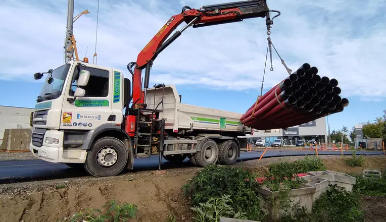 Déchargement de tuyaux et structures en béton