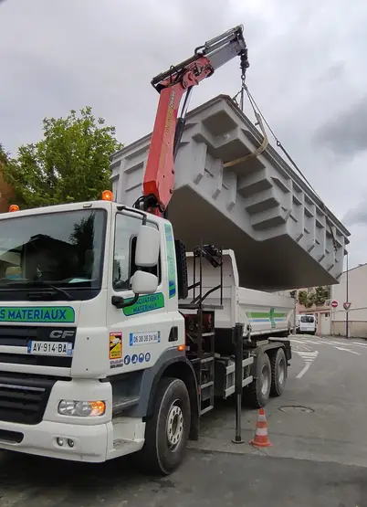 Levage d'une coque de piscine ou structure volumineuse