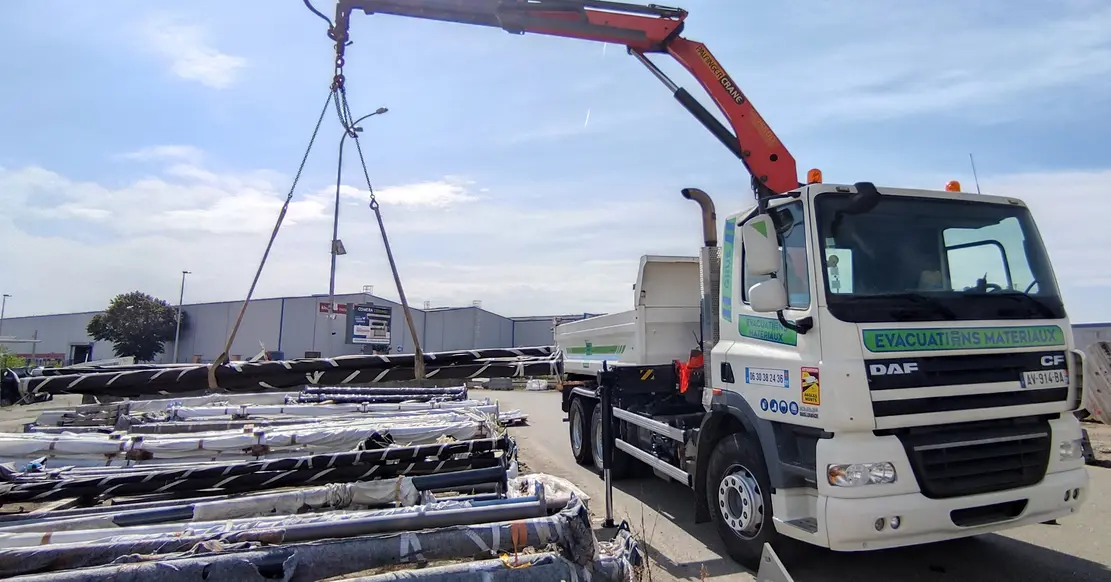 Camion grue DAF en intervention de levage de matériaux à Montauban